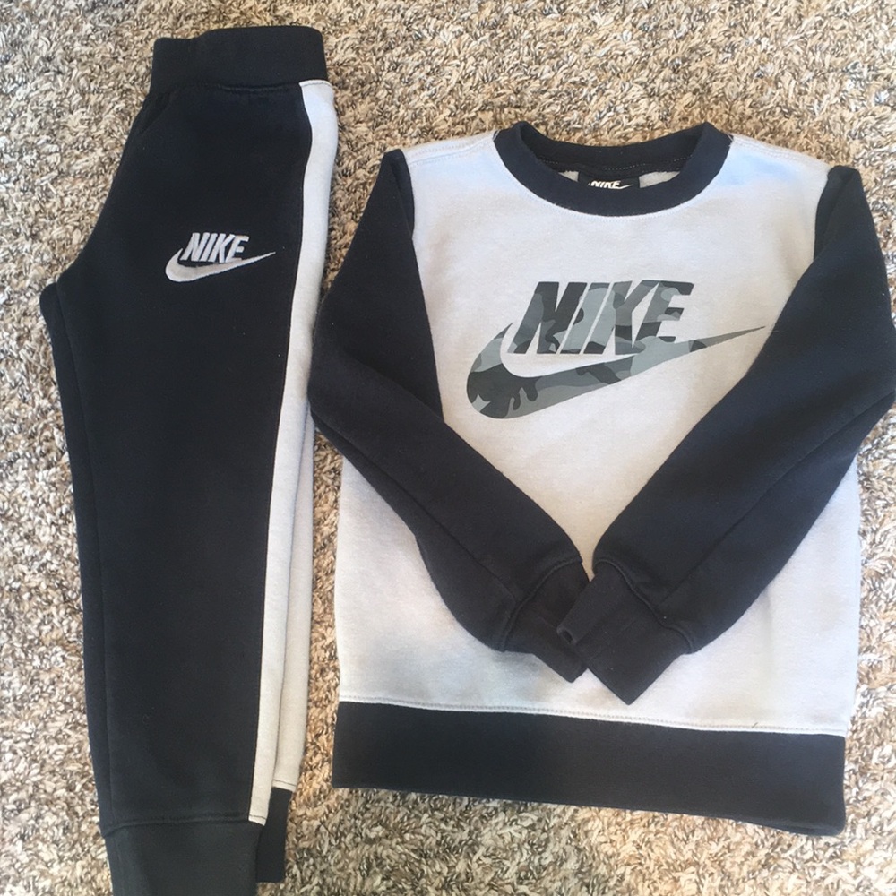 Kids Nike sweatshirt/sweatpants outfit